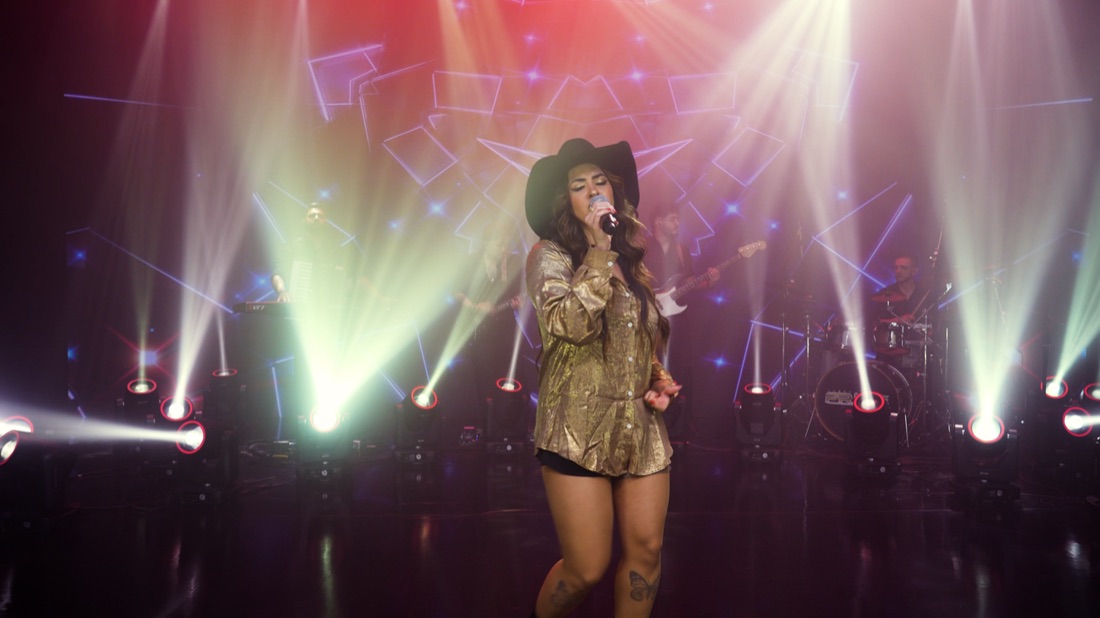 Vocalista da Banda Prime em apresentação de sertanejo